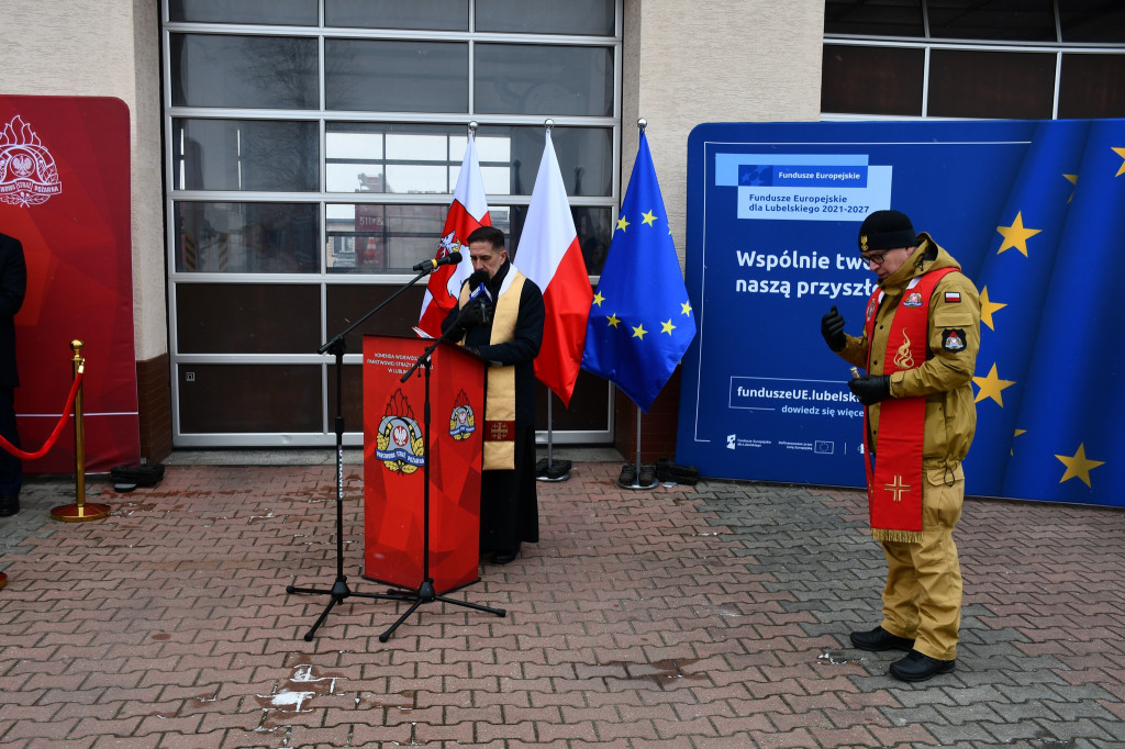 Przekazanie nowego sprzętu strażakom