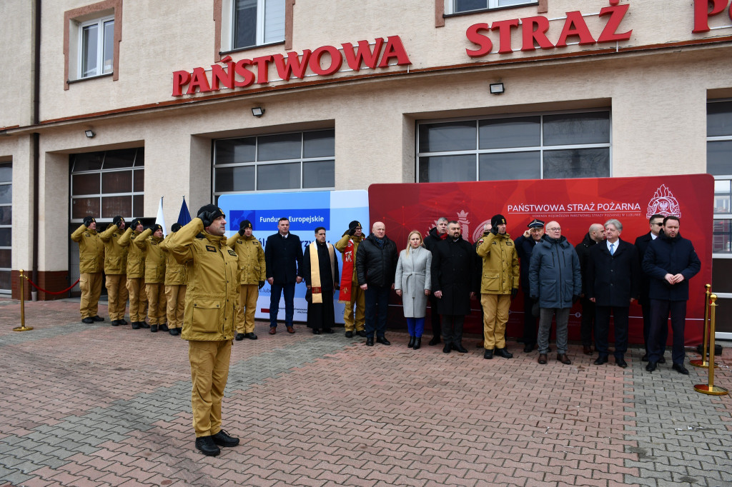 Przekazanie nowego sprzętu strażakom