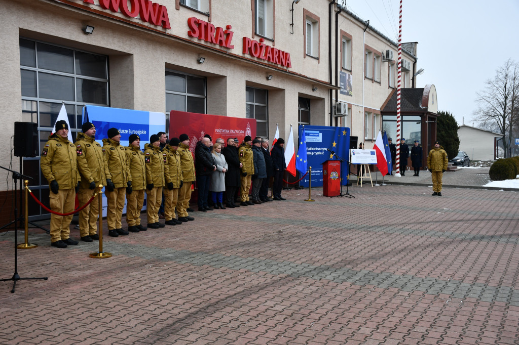 Przekazanie nowego sprzętu strażakom