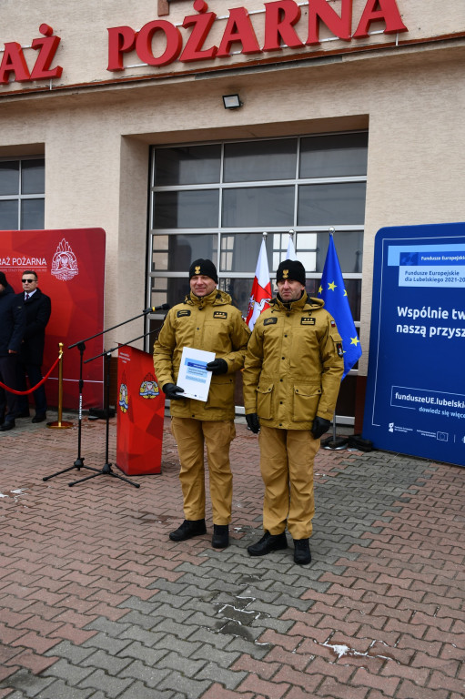 Przekazanie nowego sprzętu strażakom