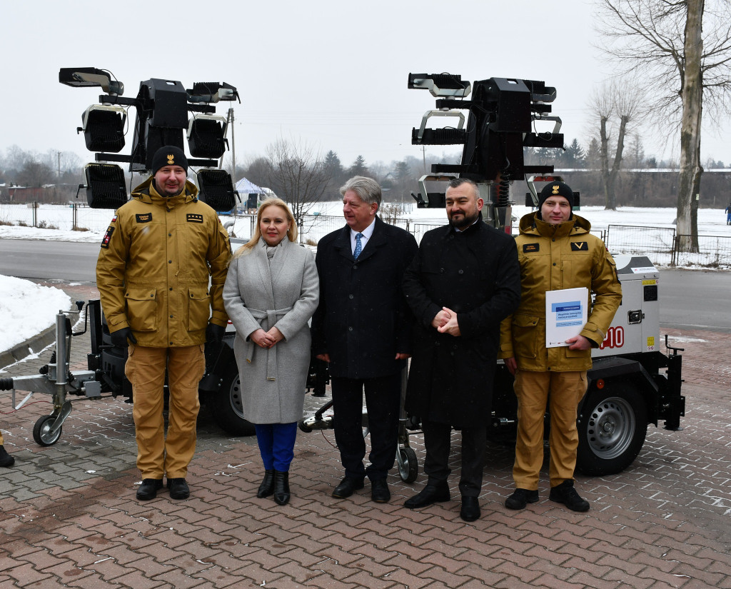 Przekazanie nowego sprzętu strażakom