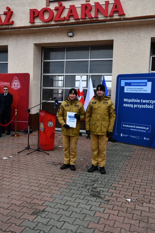 Przekazanie nowego sprzętu strażakom