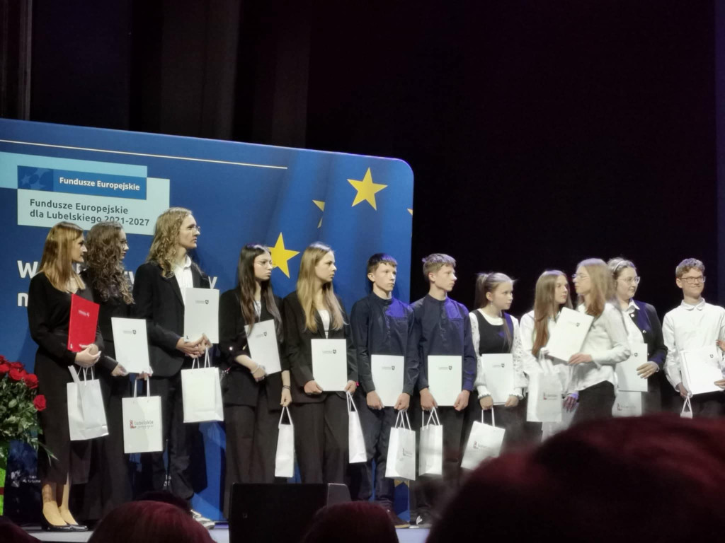 11 uczniów I LO stypendystami marszałka