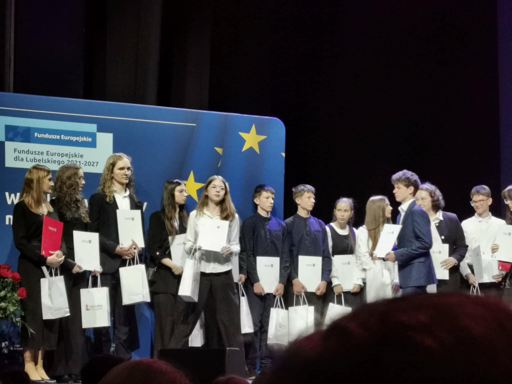 11 uczniów I LO stypendystami marszałka