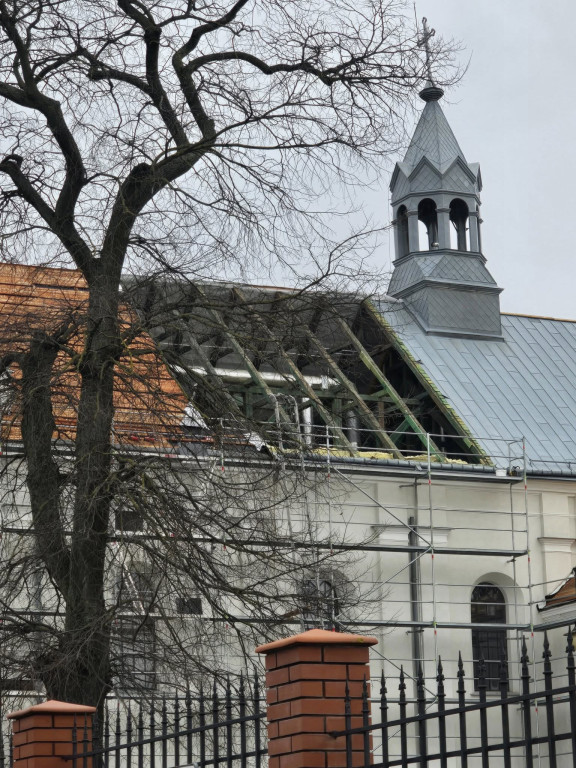 Nowy dach kościoła w Ulanie-Majoracie