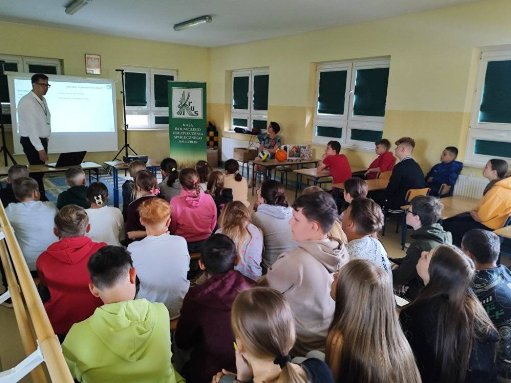 Spotkanie z pracownikami KRUS w SP w Domaszewnicy