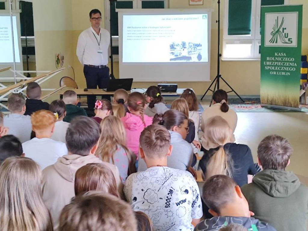 Spotkanie z pracownikami KRUS w SP w Domaszewnicy