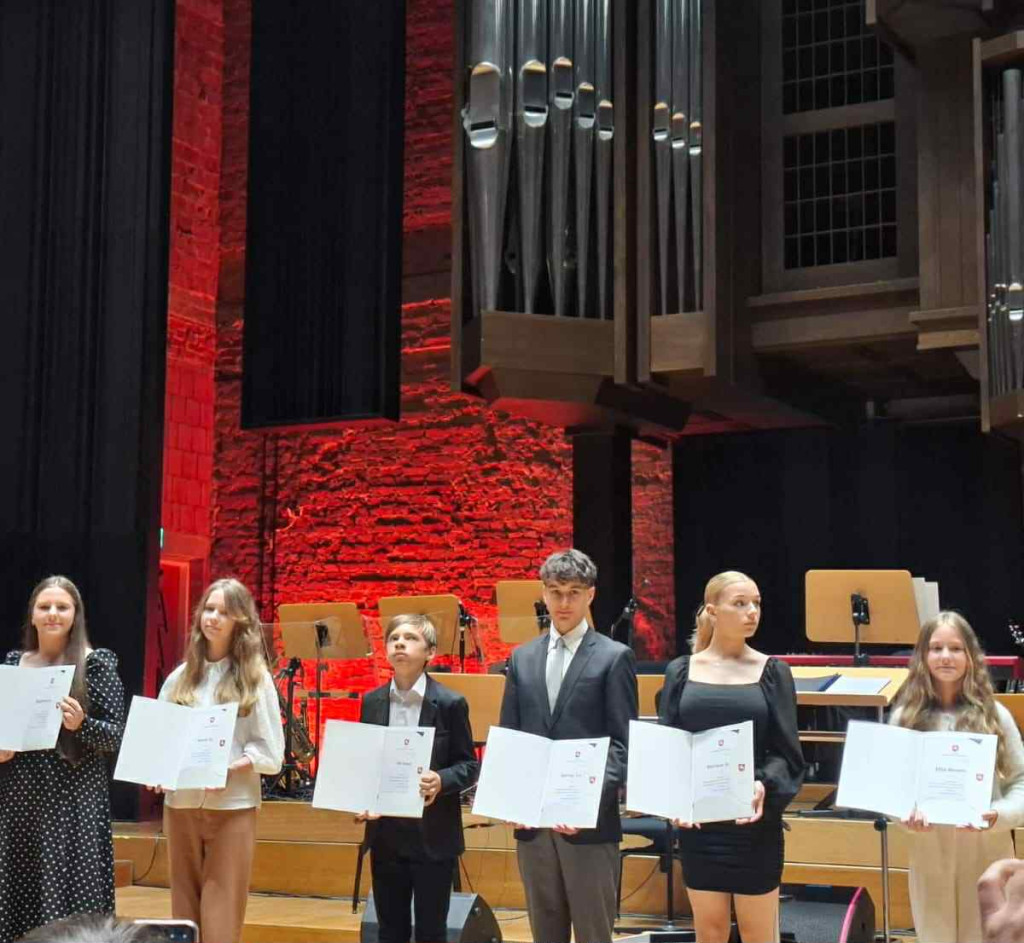 Uczniowie z gm. Ulan ze stypendiami marszałka