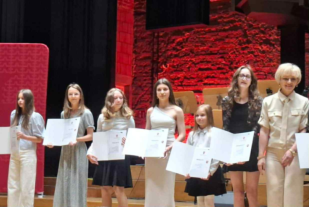Uczniowie z gm. Ulan ze stypendiami marszałka