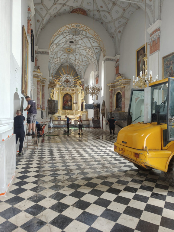 Początek remontu kościoła, prowizoryczna kaplica