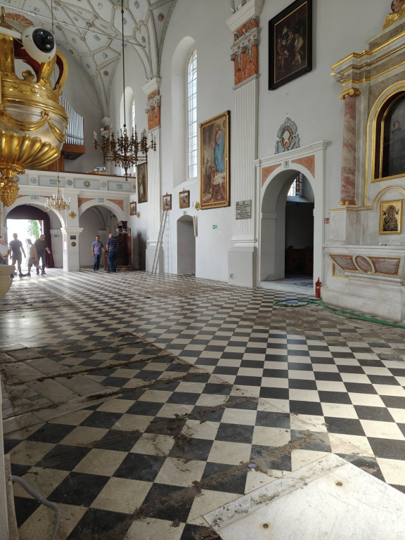 Początek remontu kościoła, prowizoryczna kaplica