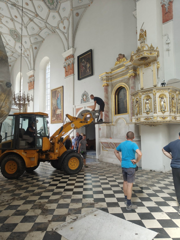 Początek remontu kościoła, prowizoryczna kaplica