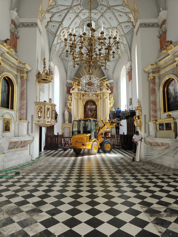 Początek remontu kościoła, prowizoryczna kaplica
