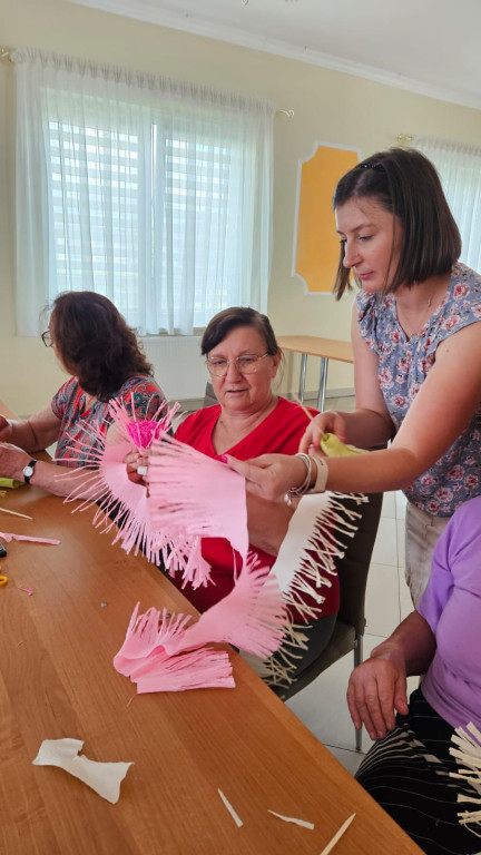 Warsztaty robienia kwiatów z krepiny w Ulanie