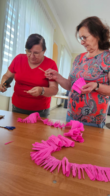 Warsztaty robienia kwiatów z krepiny w Ulanie
