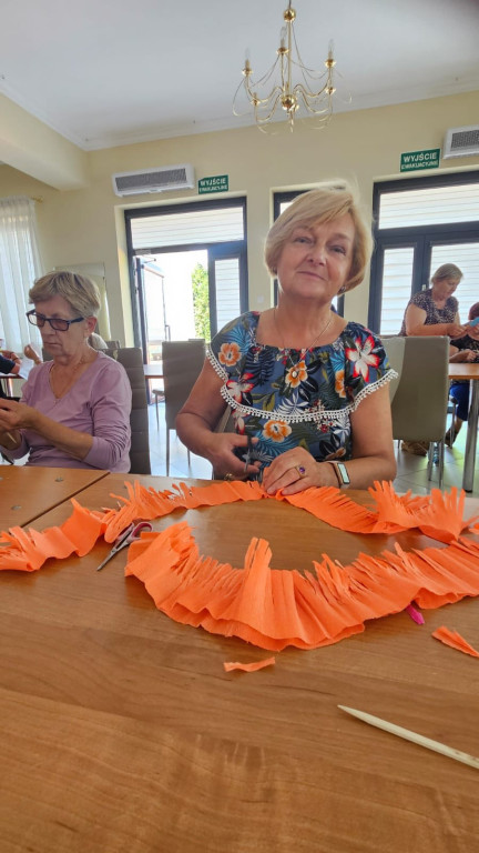 Warsztaty robienia kwiatów z krepiny w Ulanie