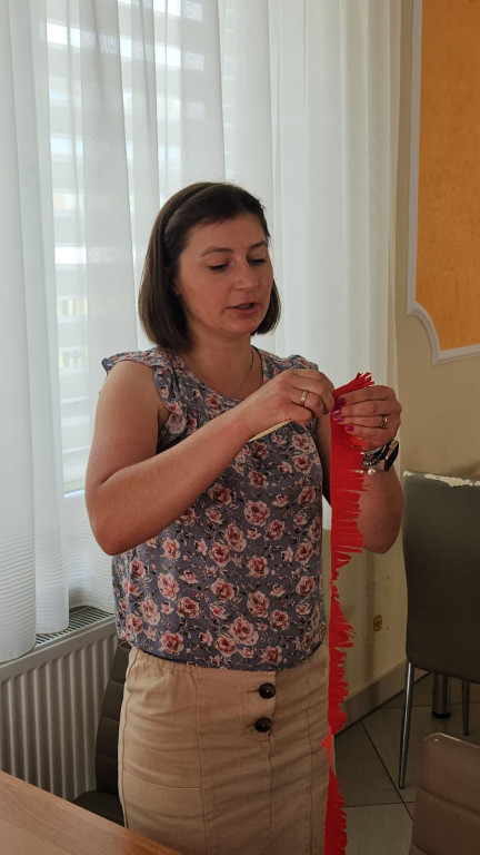 Warsztaty robienia kwiatów z krepiny w Ulanie