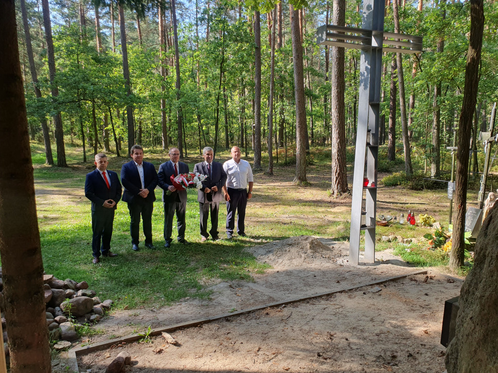 Złożenie kwiatów przez delegację RaSIL i RG