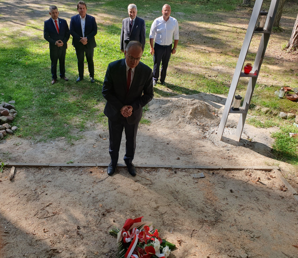 Złożenie kwiatów przez delegację RaSIL i RG