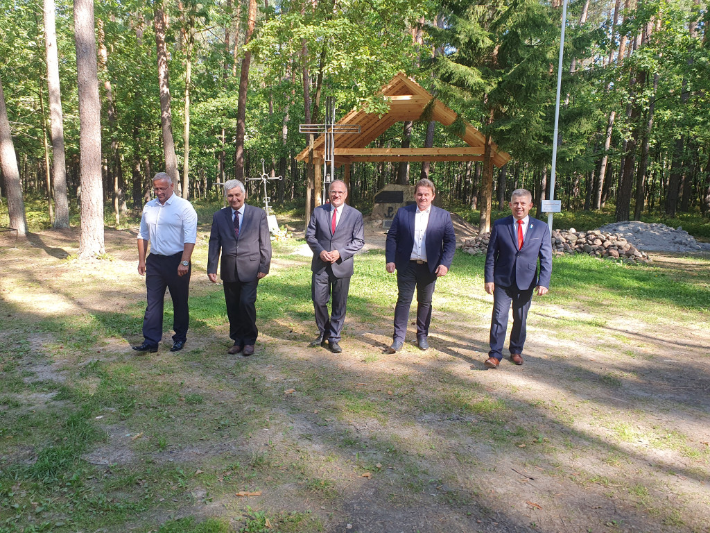 Złożenie kwiatów przez delegację RaSIL i RG