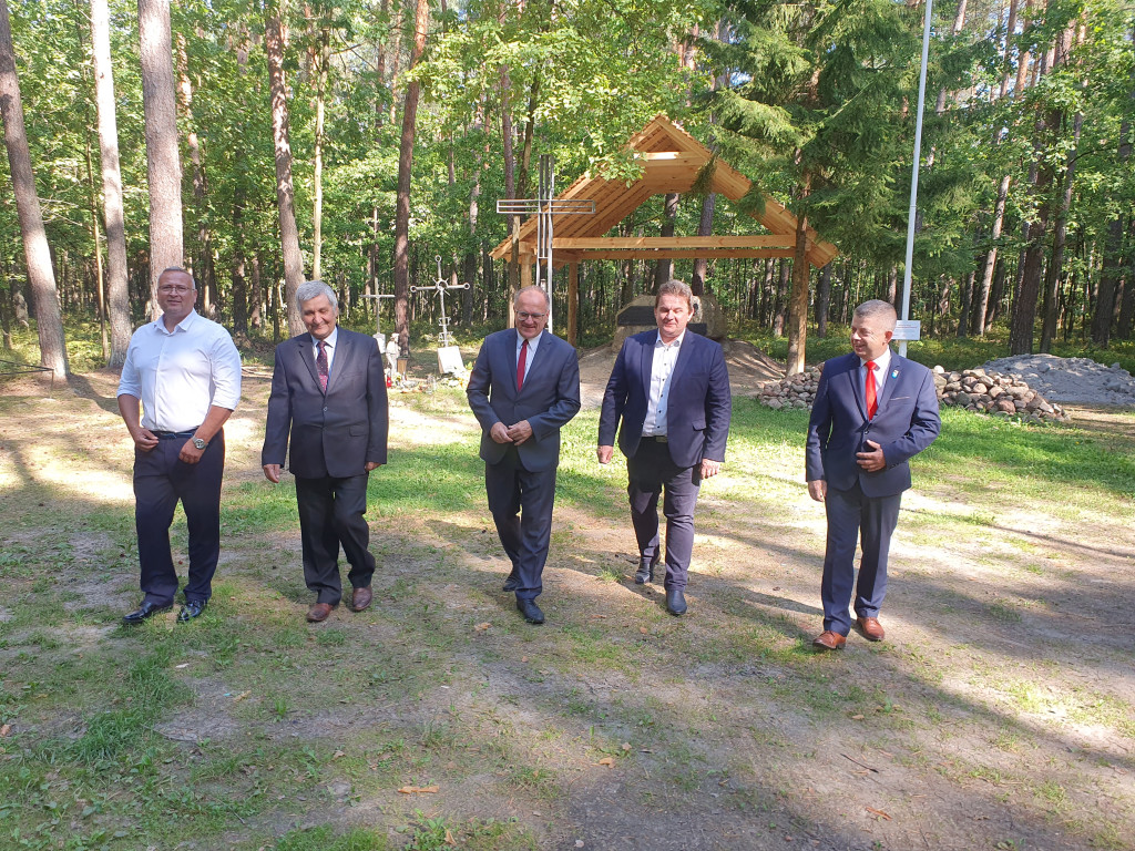 Złożenie kwiatów przez delegację RaSIL i RG