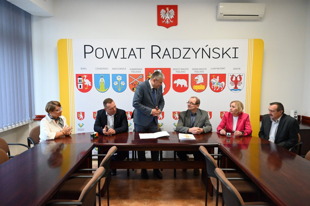 Podpisanie umowy w/s cyfryzacji geodezji