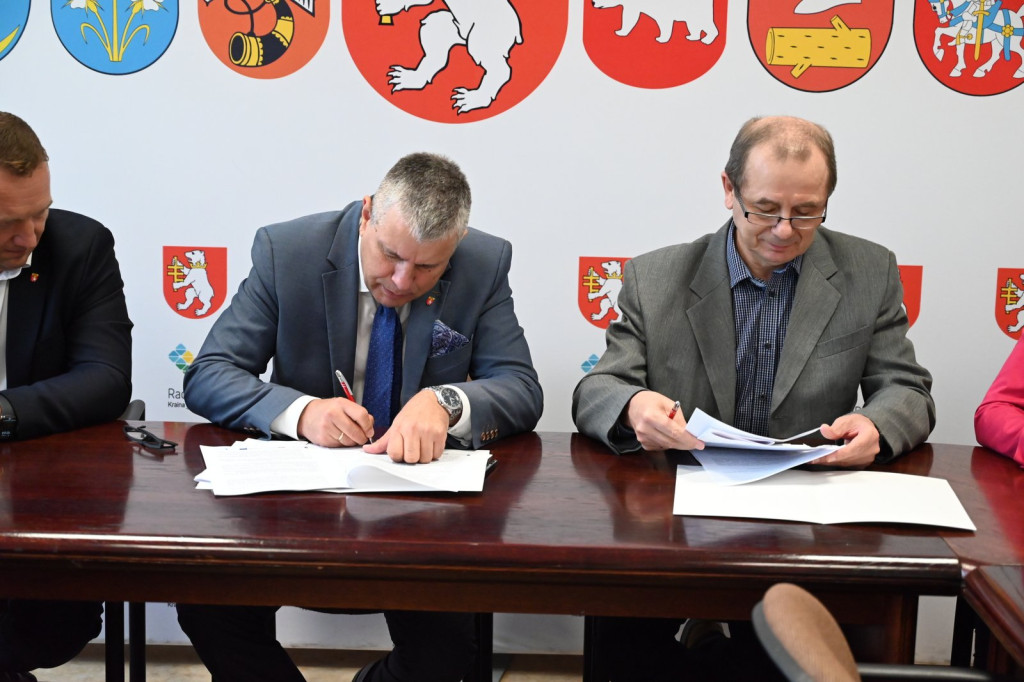 Podpisanie umowy w/s cyfryzacji geodezji