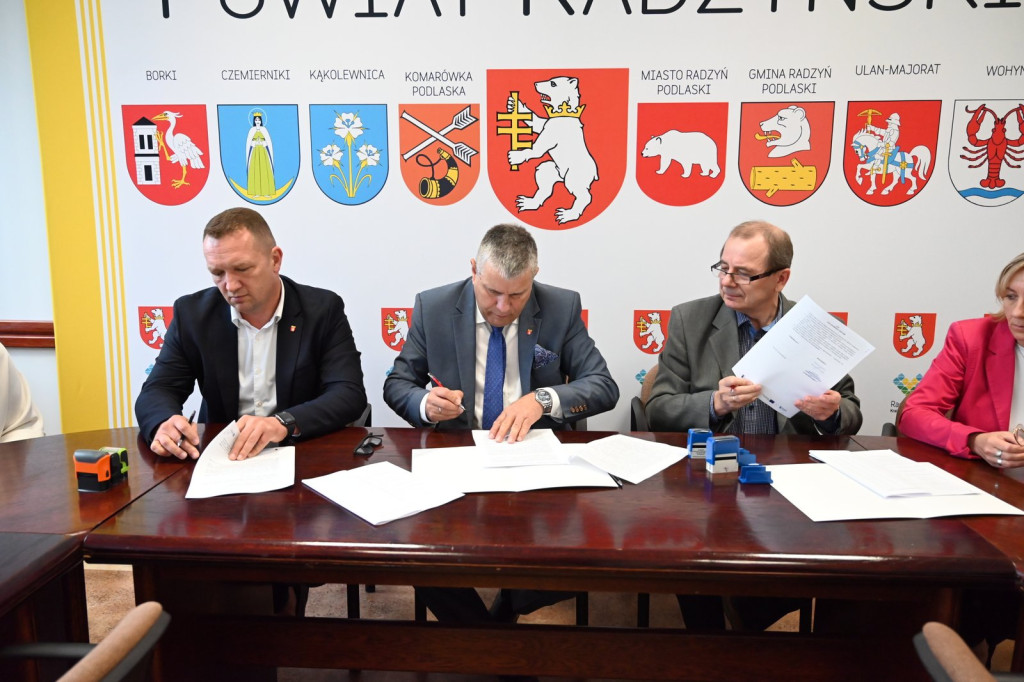 Podpisanie umowy w/s cyfryzacji geodezji