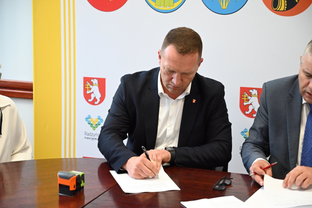 Podpisanie umowy w/s cyfryzacji geodezji