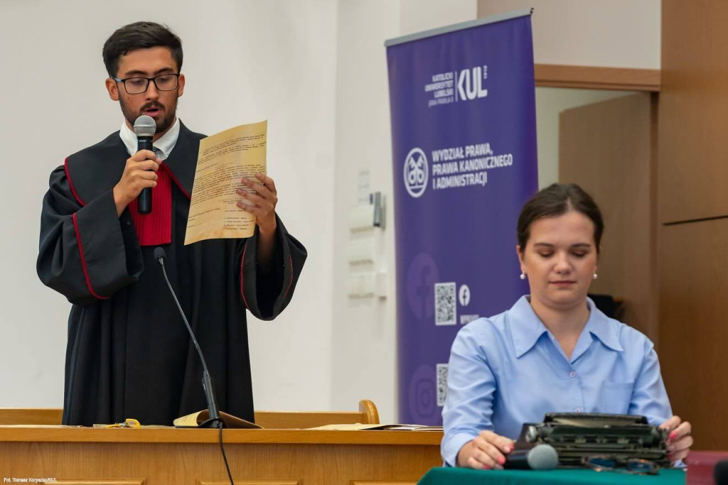 Uczniowie II LO na inscenizacji procesu z lat 80.