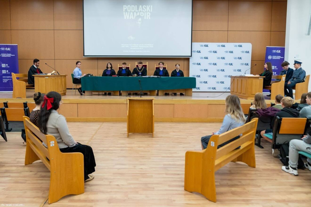 Uczniowie II LO na inscenizacji procesu z lat 80.