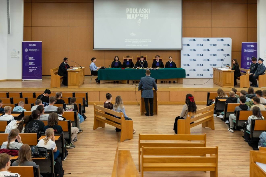 Uczniowie II LO na inscenizacji procesu z lat 80.