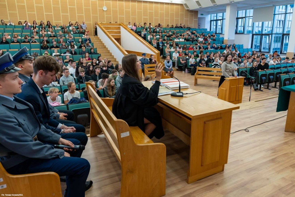 Uczniowie II LO na inscenizacji procesu z lat 80.