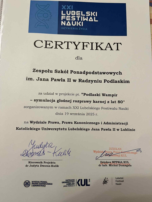 Uczniowie II LO na inscenizacji procesu z lat 80.
