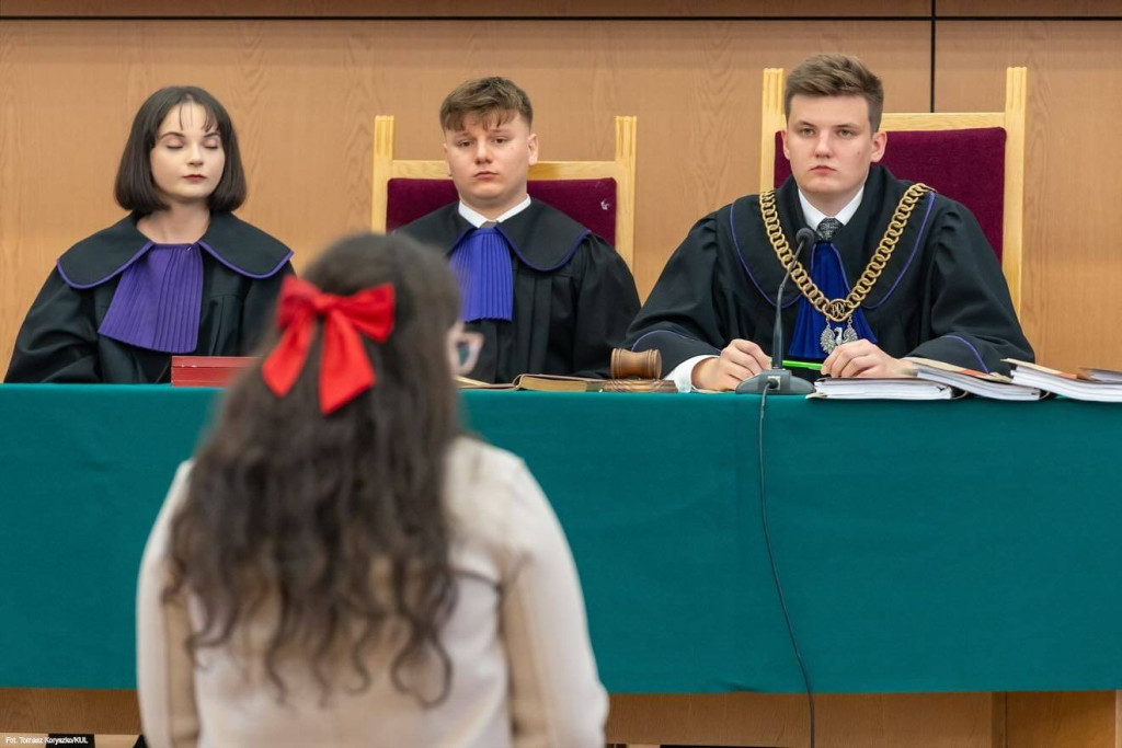 Uczniowie II LO na inscenizacji procesu z lat 80.