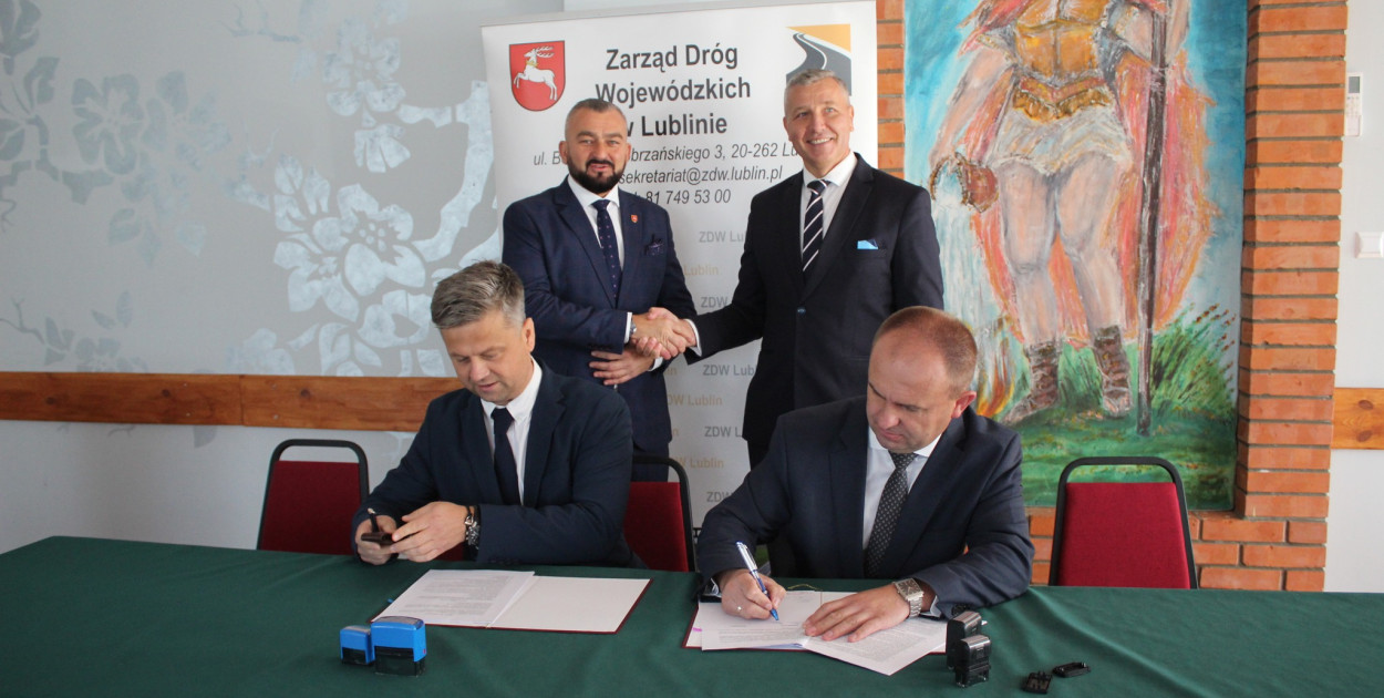 Podpisanie umowy w/s remontu drogi w Żeliźnie