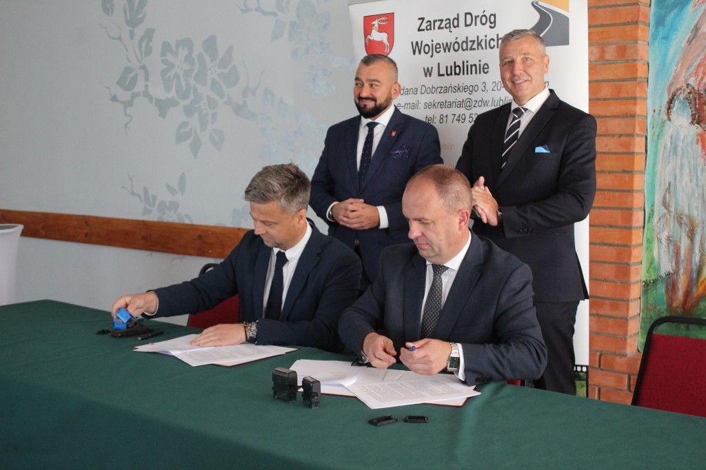 Podpisanie umowy w/s remontu drogi w Żeliźnie