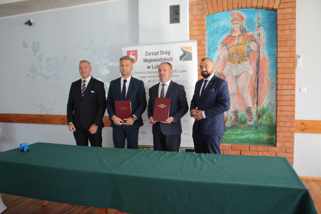 Podpisanie umowy w/s remontu drogi w Żeliźnie
