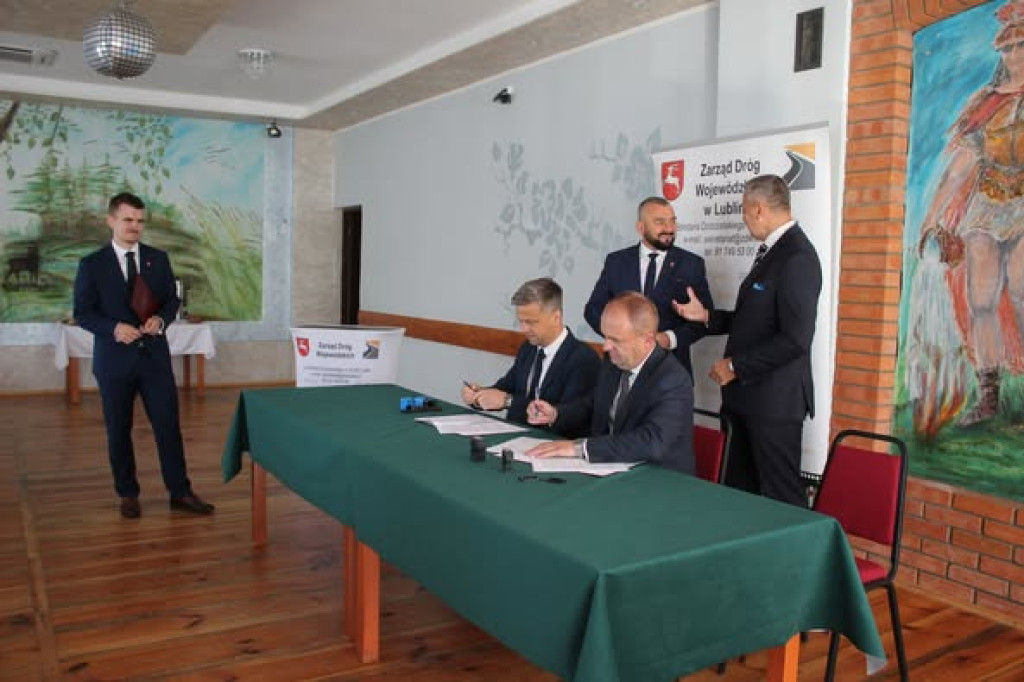 Podpisanie umowy w/s remontu drogi w Żeliźnie