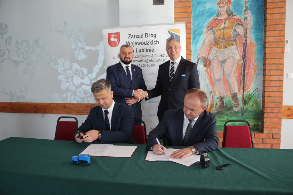 Podpisanie umowy w/s remontu drogi w Żeliźnie