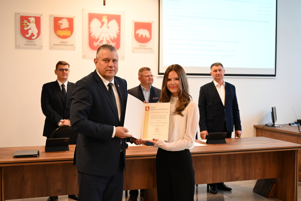 Przyznanie stypendiów uczniom z powiatu