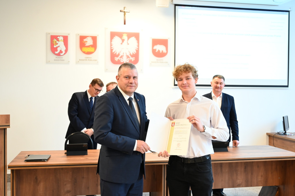 Przyznanie stypendiów uczniom z powiatu