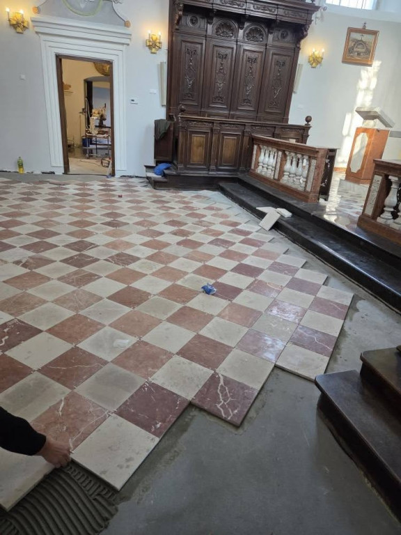 Układanie posadzki w kościele Trójcy Świętej