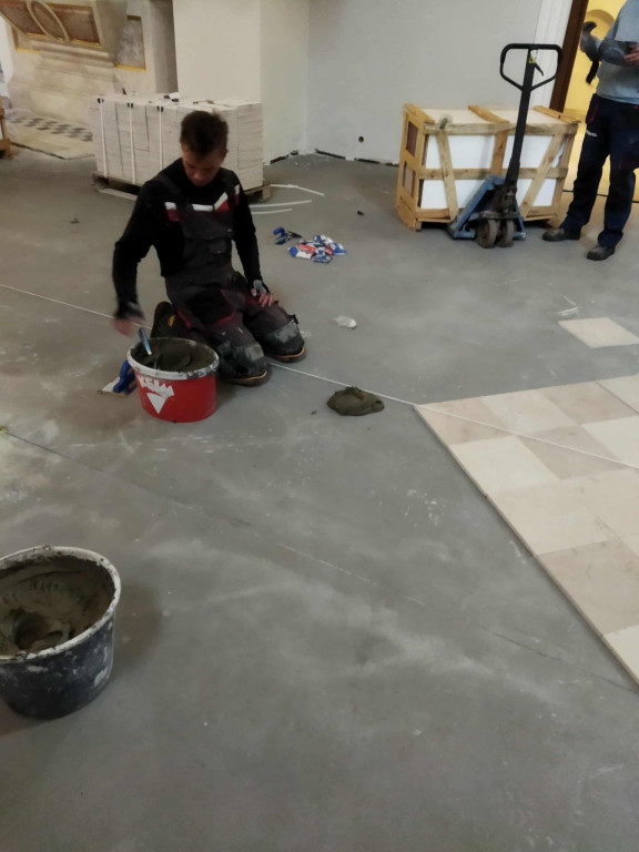 Układanie posadzki w kościele Trójcy Świętej