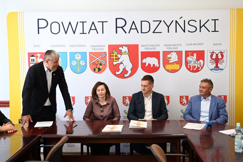 Podpisanie umowy na budowę drogi z Tchórzewa