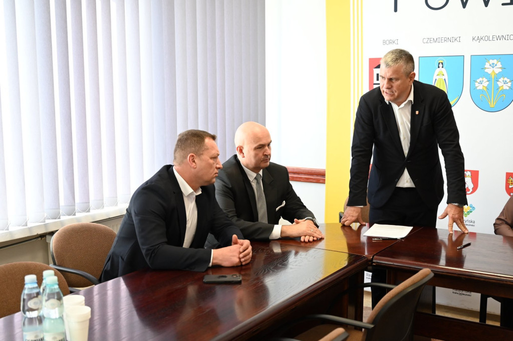 Podpisanie umowy na budowę drogi z Tchórzewa