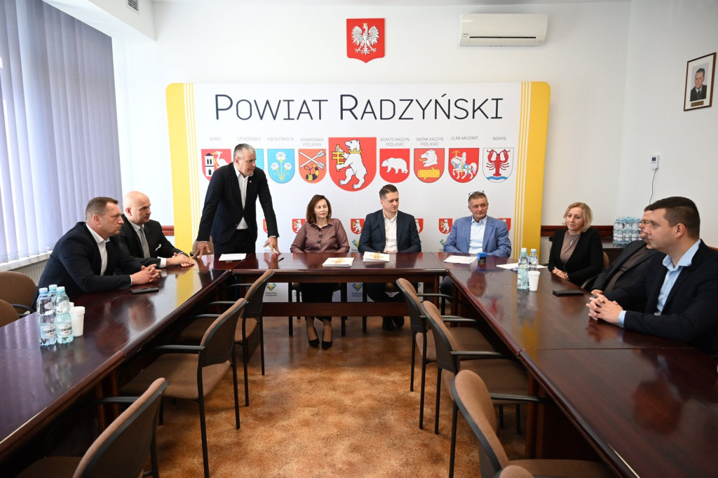 Podpisanie umowy na budowę drogi z Tchórzewa