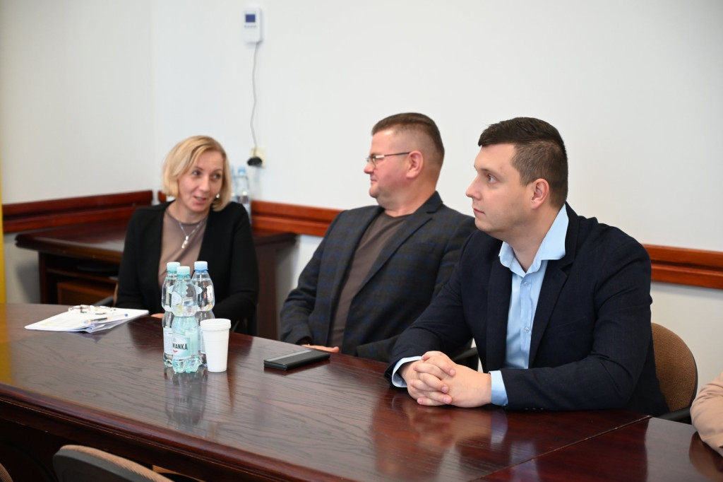 Podpisanie umowy na budowę drogi z Tchórzewa