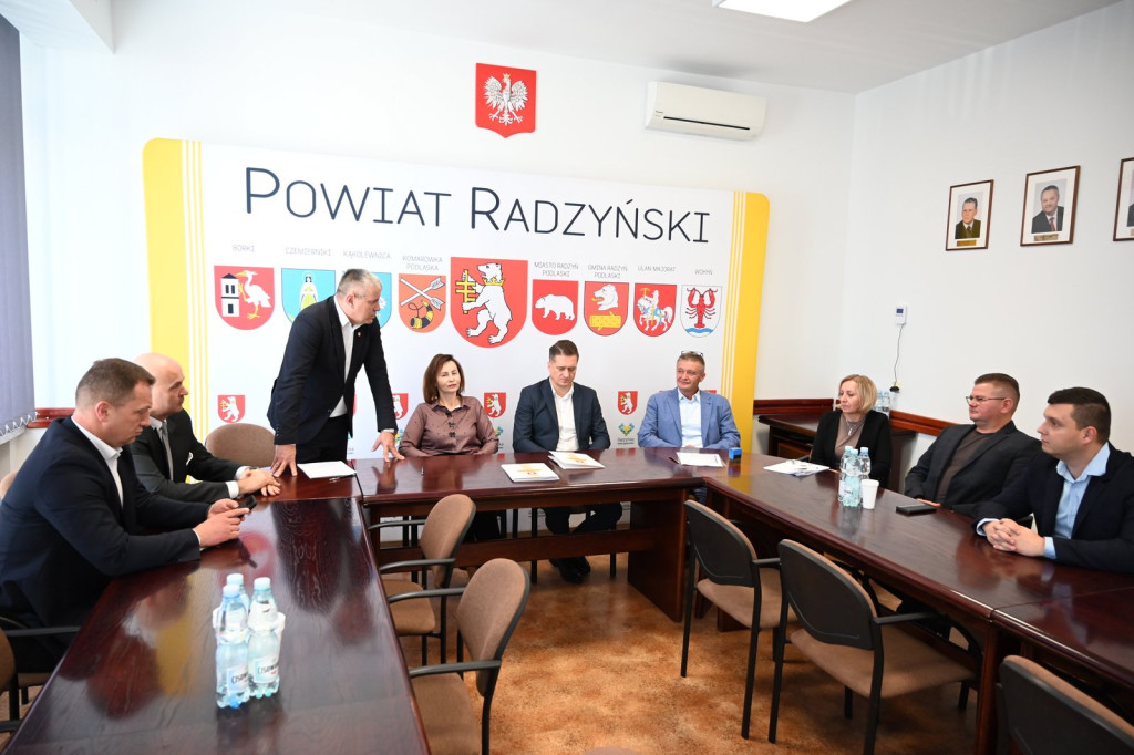 Podpisanie umowy na budowę drogi z Tchórzewa