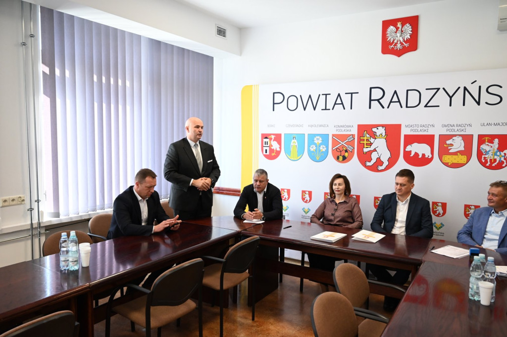 Podpisanie umowy na budowę drogi z Tchórzewa